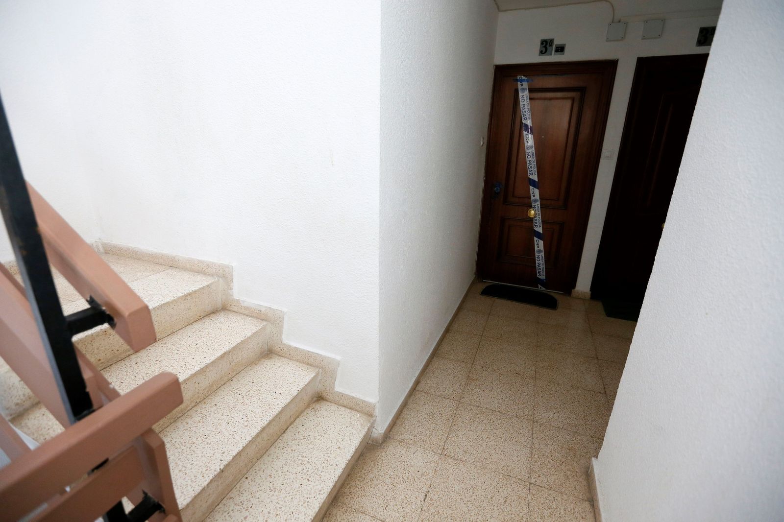 Entrada de la vivienda en la que residían el detenido con su familia.