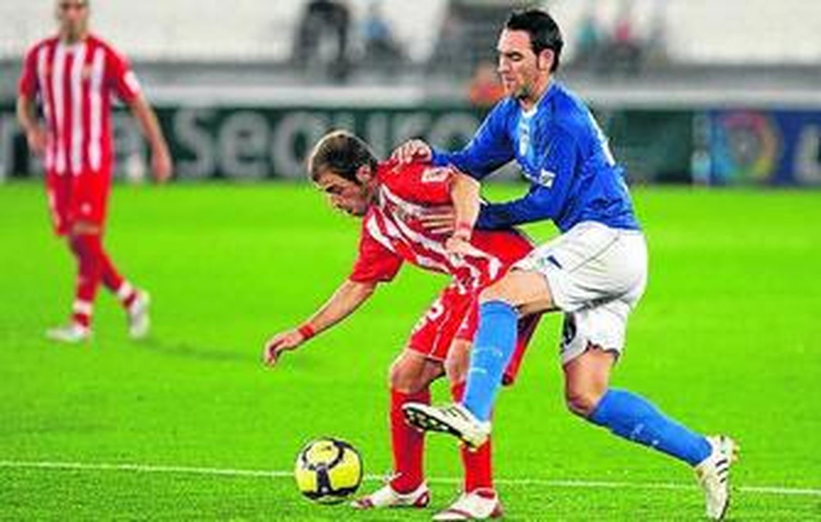 Francis cae en presencia de Acasiete, Prieto y Leandro y ante la mirada de Domingo Cisma.