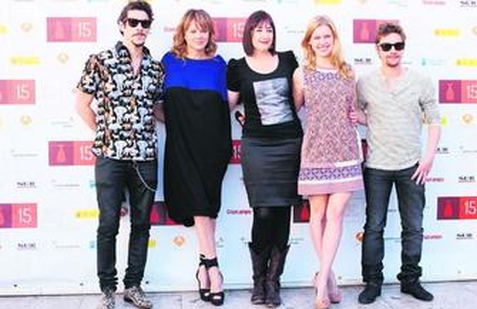 La directora Ana Rodríguez, rodeada de los protagonistas de su película 'Buscando a Eimish'.