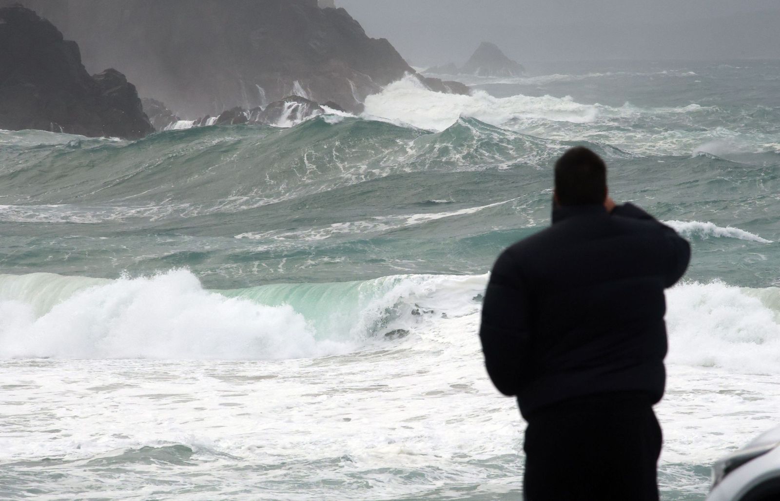 Fuerte oleaje en la costa | Imagen de archivo