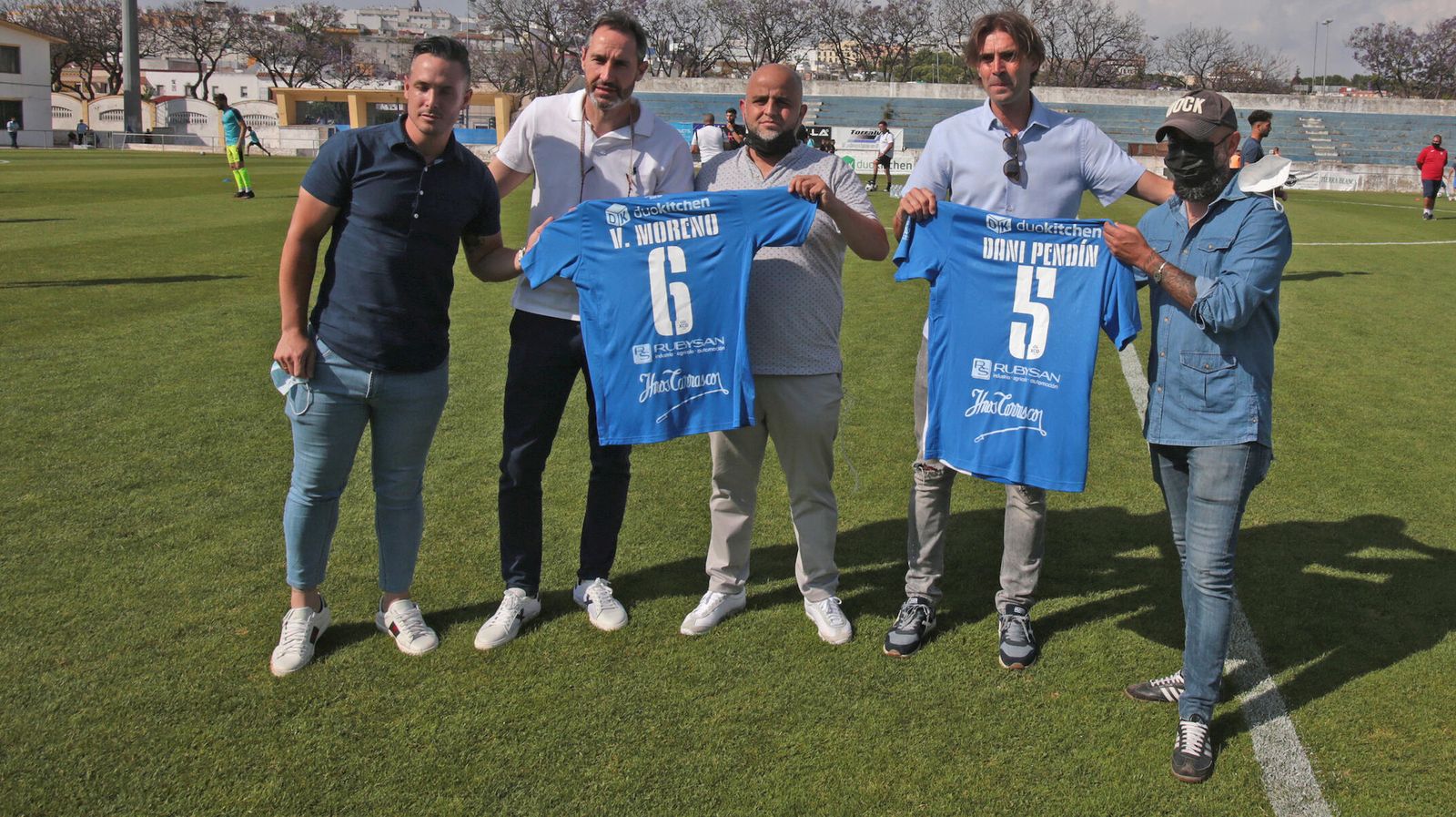 Moreno y Pendín presenciaron el partido del Xerez CD y recibieron una camiseta como homenaje.
