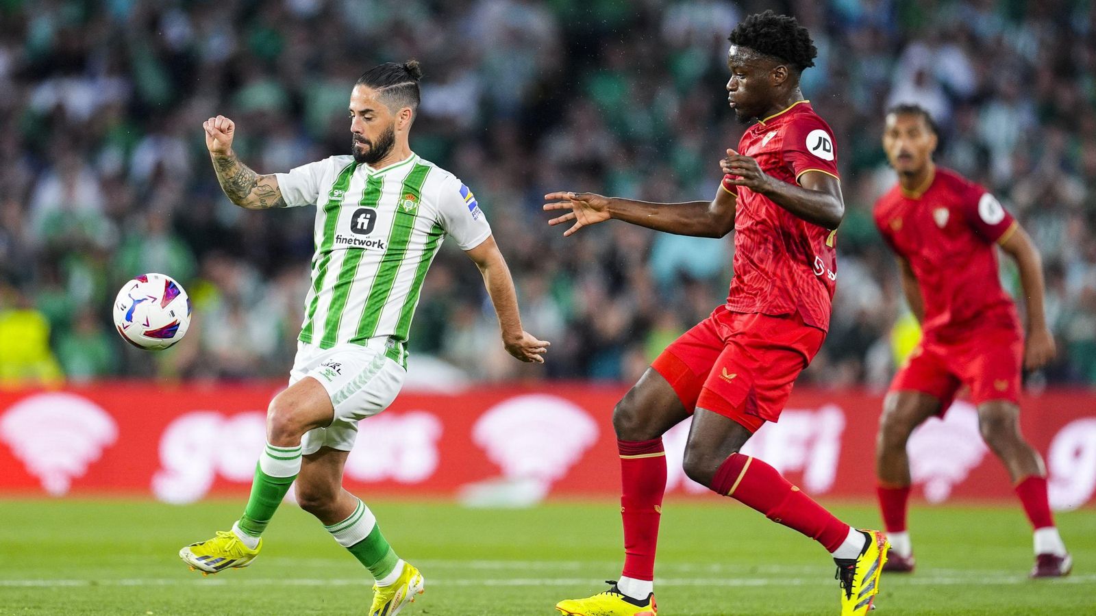 Isco se lleva el balón ante Agoumé.