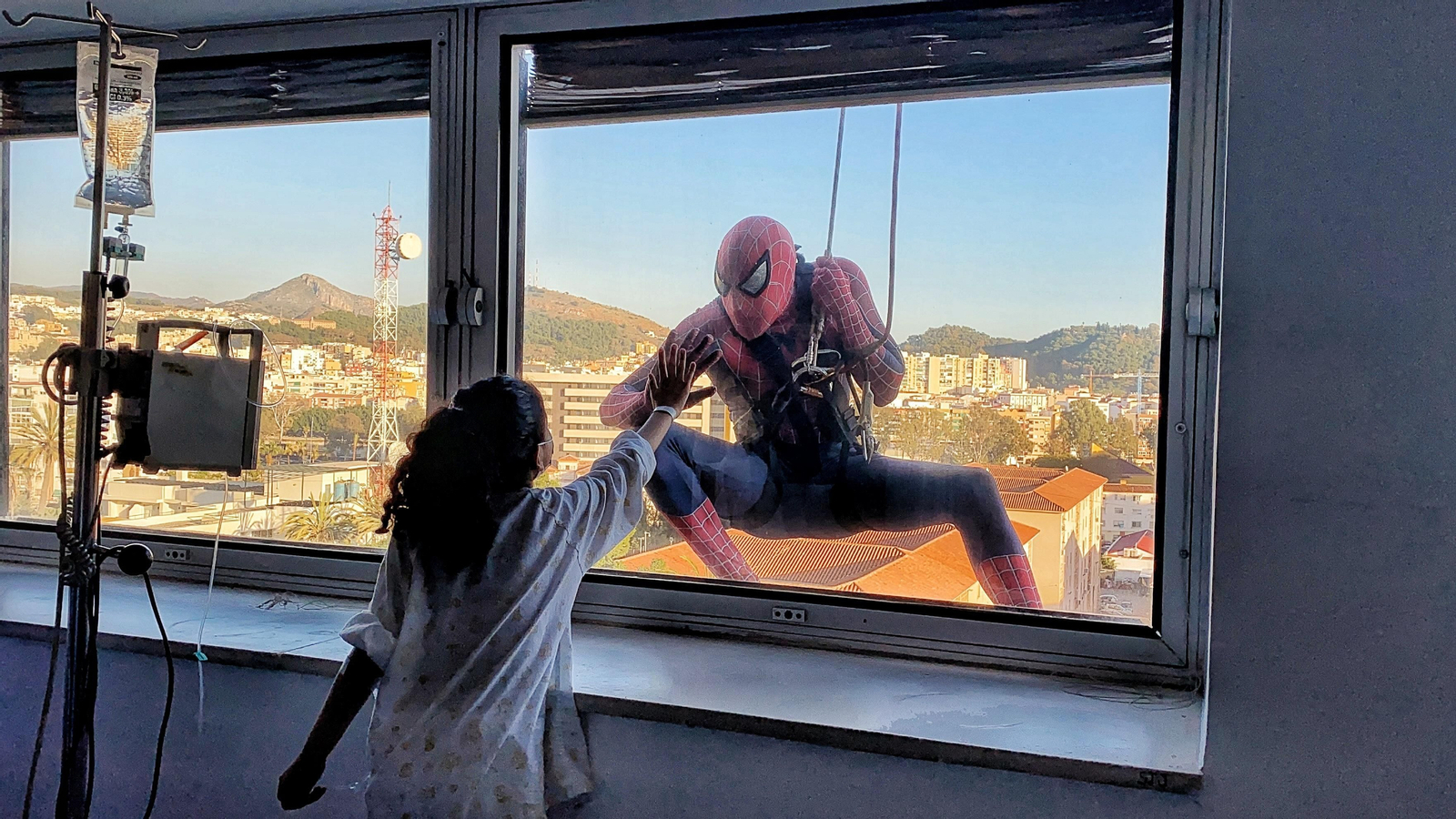 Fotos de Spiderman en el Hospital Materno de Málaga Fotos de Spiderman en el Hospital Materno de Málaga