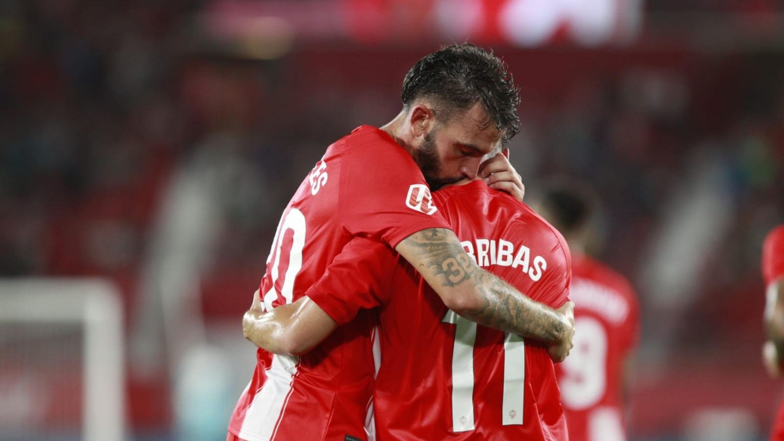 Centelles y Arribas celebran el tanto contra el Real Sporting.