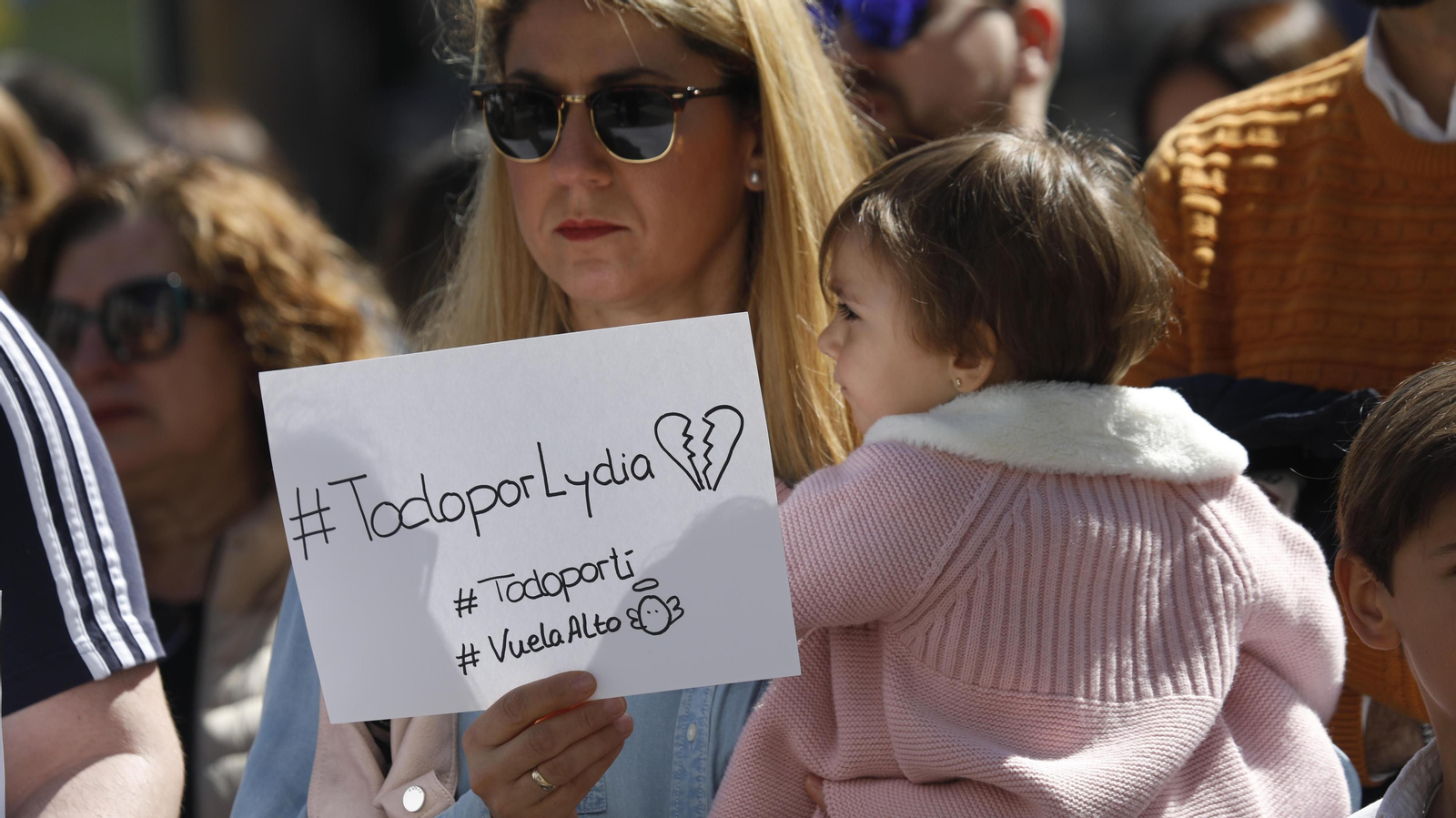 Las fotos de la concentración por la muerte de Lydia,  la niña nacida de forma prematura