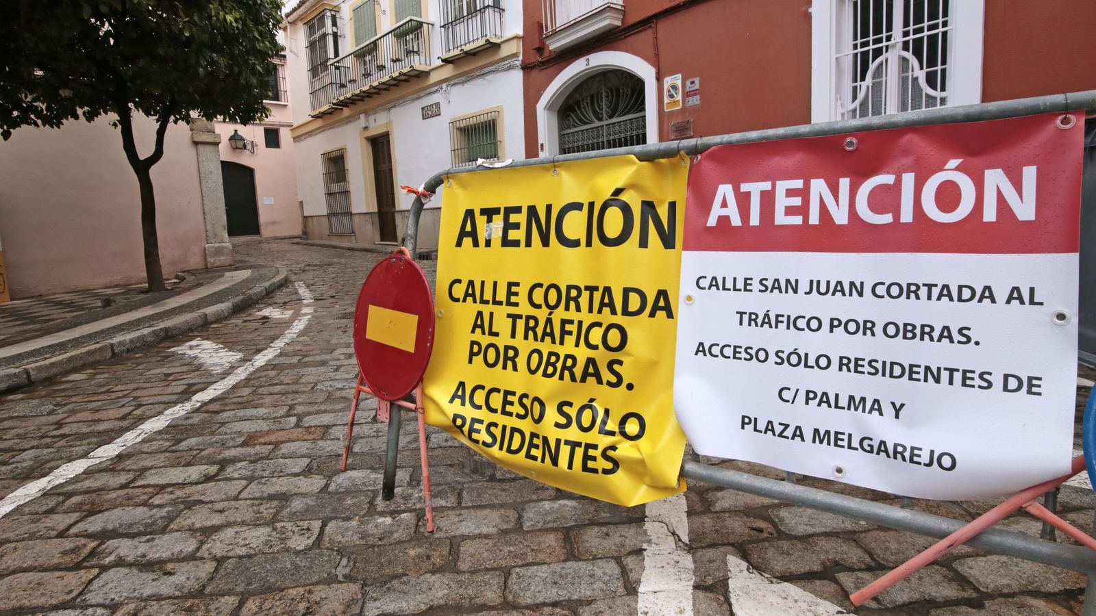 Cartel que advierte del corte al tráfico de la calle San Juan