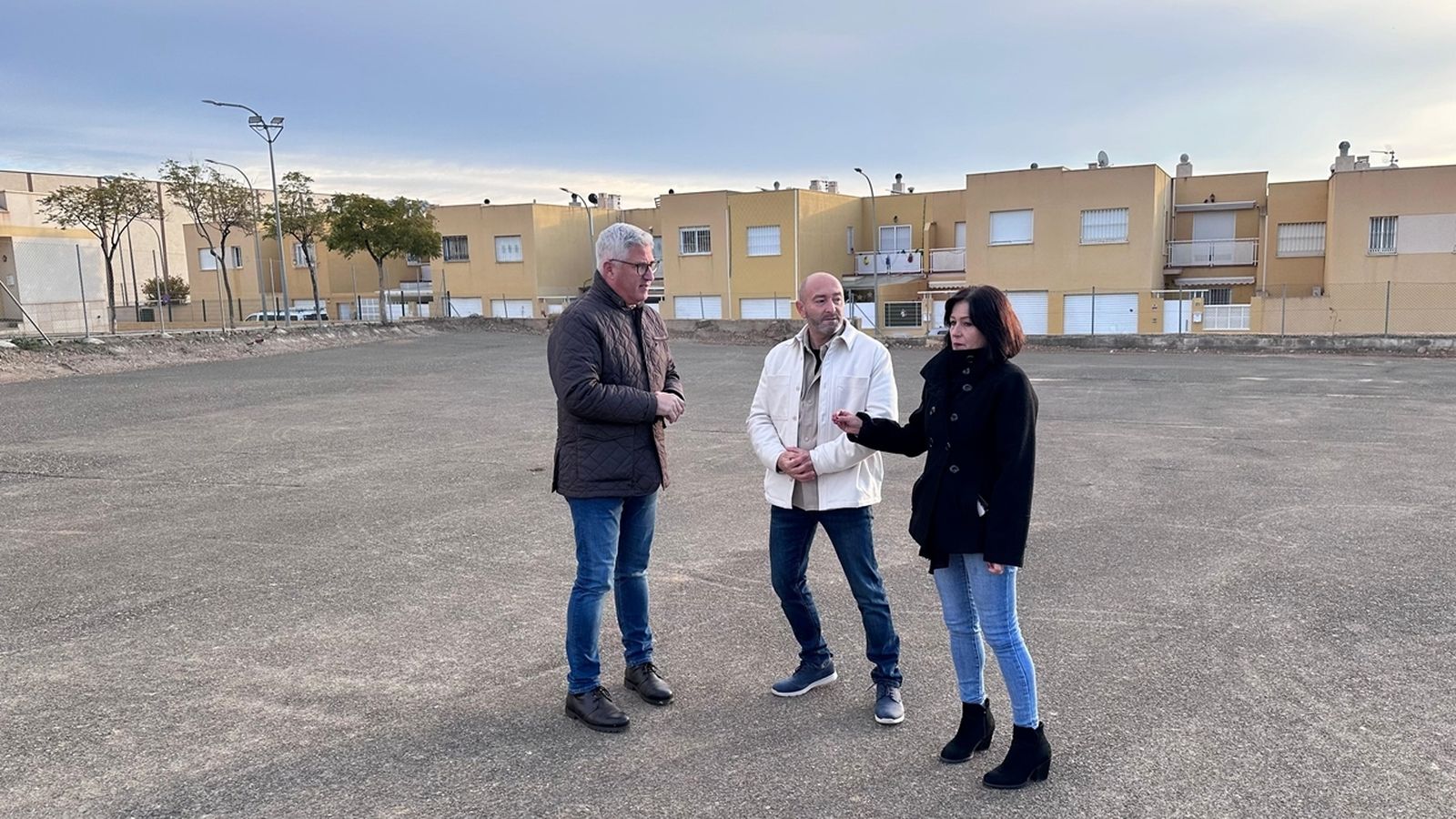 El alcalde visita el solar donde se harán.