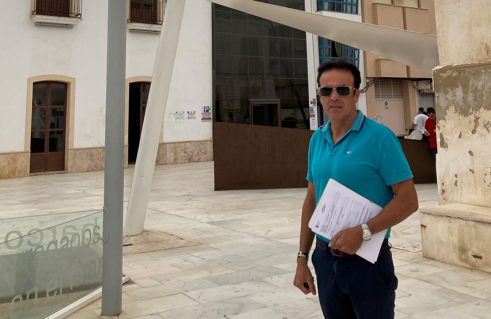 Cristóbal Valera junto a la puerta del parking de Garrucha.