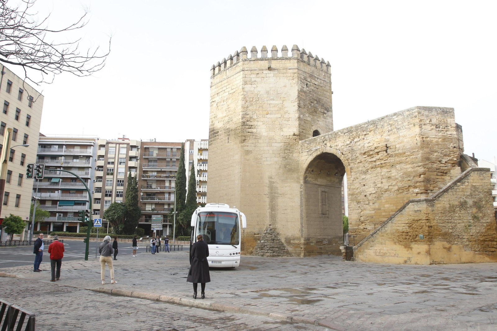 Donantes de sangre aguardan su turno guardando la distancia de seguridad.