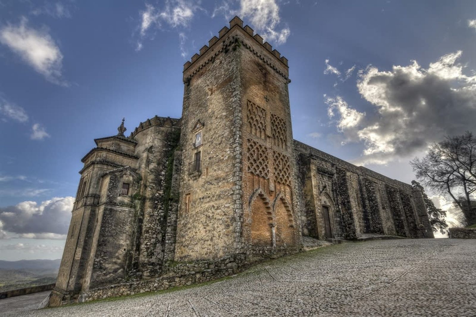 Iglesia Prior de Nuestra Señora del Mayor Dolor del siglo XII, junto al Castillo de Aracena