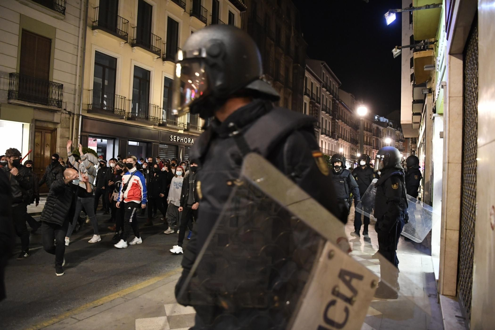 Fotos: disturbios y altercados entre manifestantes y la Policía en Granada