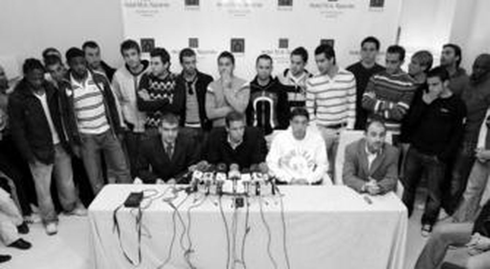 La plantilla en pleno del Granada 74 respalda las explicaciones de Borja Criado, con quien compareció el abogado Francis Bueno y el capitán Miguel Falcón.