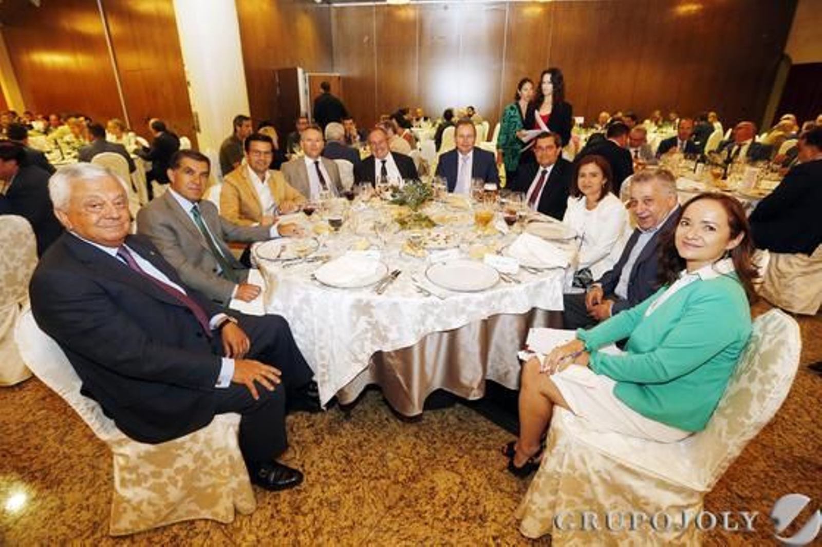 El presidente de la Cámara de Comercio de Sevilla, Francisco Herrero León; el presidente del TSJA, Lorenzo del Río; el alcalde de Granada, Paco Cuenca; el presidente del Grupo Joly, José Joly; el presidente de la Cámara de Comercio de España, José Luis Bonet; el presidente-CEO de Covirán, Luis Osuna; el presidente de la Diputación de Granada, José Entrena; la directora general de Comercio de la Junta de Andalucía, Silvia Oñate; el abogado y editor Jerónimo Páez;  y la directora de 'Granada Hoy', Magdalena Trillo.

Foto: Alex Camara/Pepe Villoslada