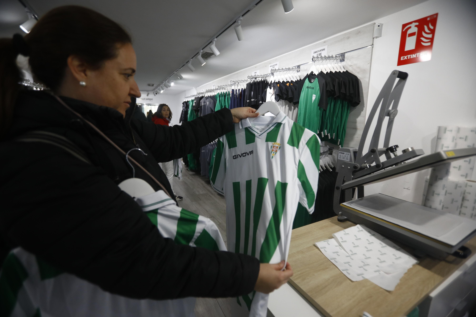 La venta de las equipaciones del Córdoba CF de esta temporada, en imágenes