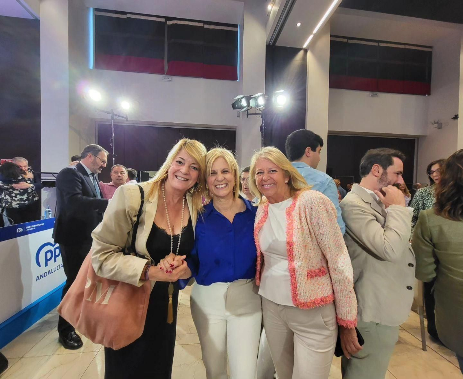 María José García-Pelayo celebra su mayoría absoluta junto a Juanma Moreno