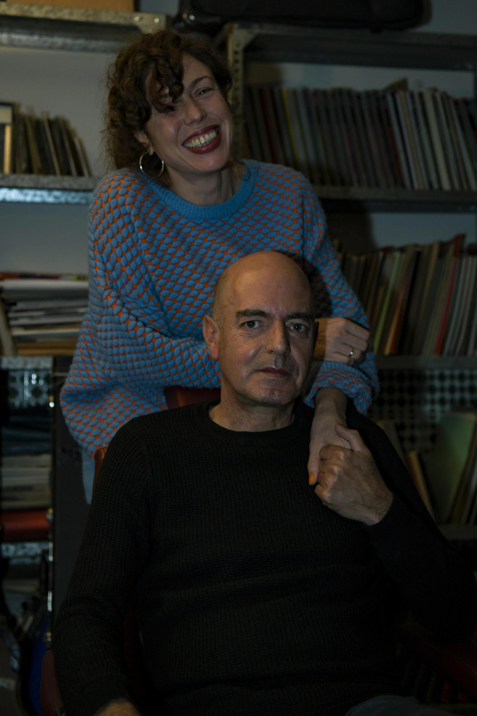 Isabel Daza y Antonio Arias posan junto al legado del artista