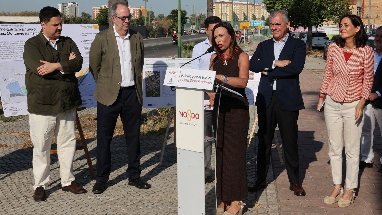 La consejera de Fomento, Rocío Díaz, durante la presentación del proyecto junto al alcalde de Sevilla y el comisariado para el Polígono Sur.