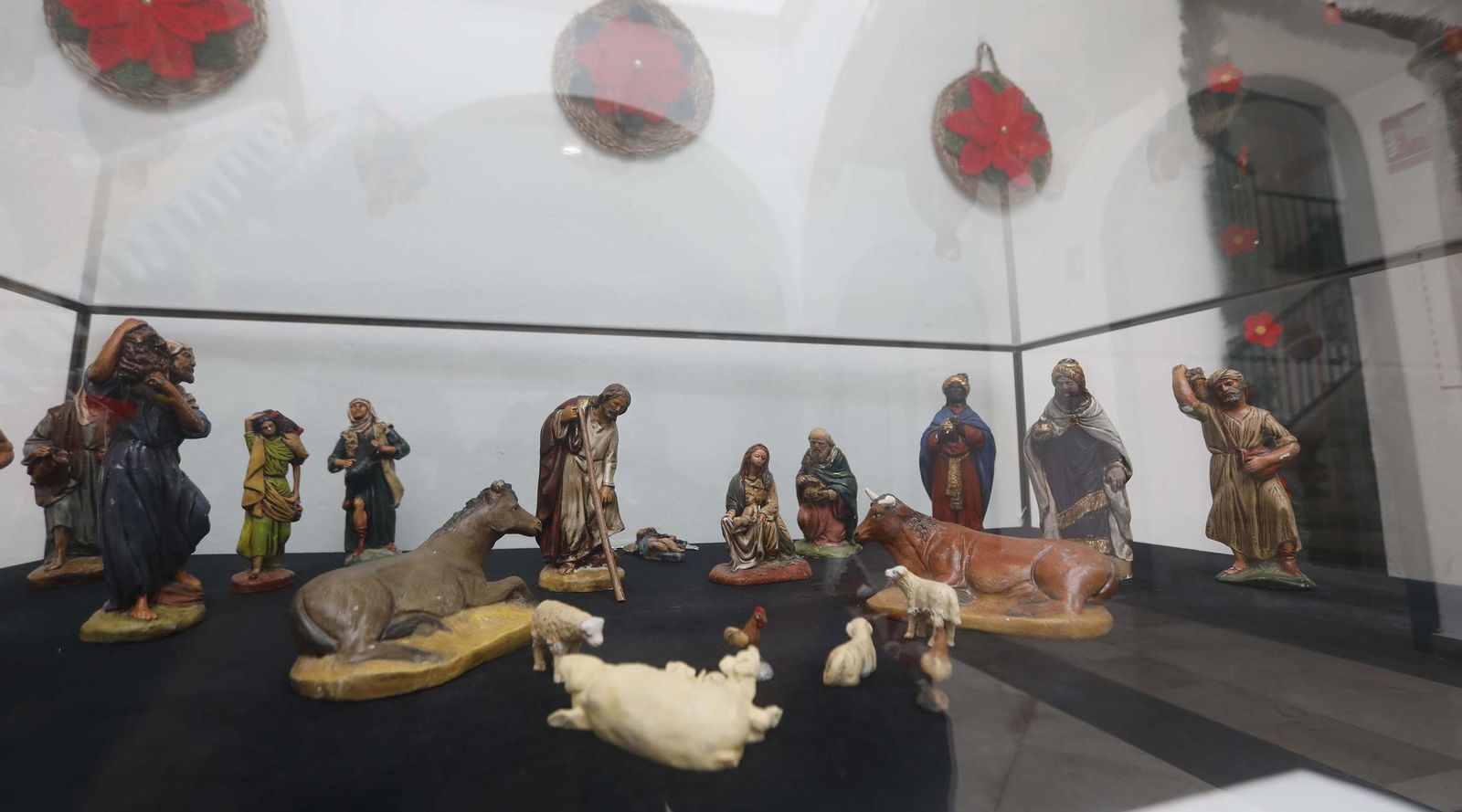 Hilos de Navidad: Las tejedoras de Recrearte llenan el Museo Municipal de Algeciras con las decoraciones en coché