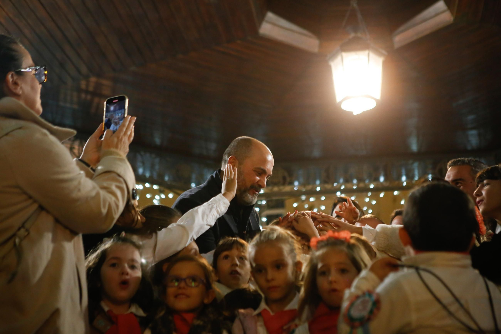 Fotos del encendido del alumbrado navideño en Los Barrios y la gran nevada artificial