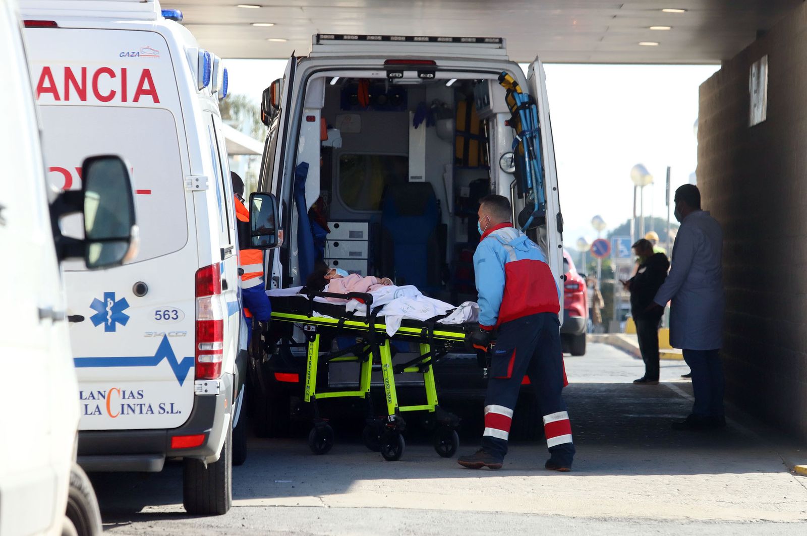 Personal sanitario en uno de los accesos al Hospital Juan Ramón Jiménez.