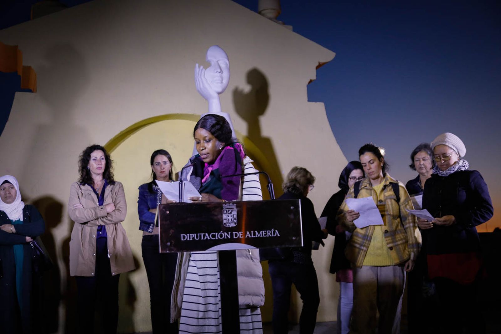 Imágenes del monolito en homenaje a las víctimas de violencia de género