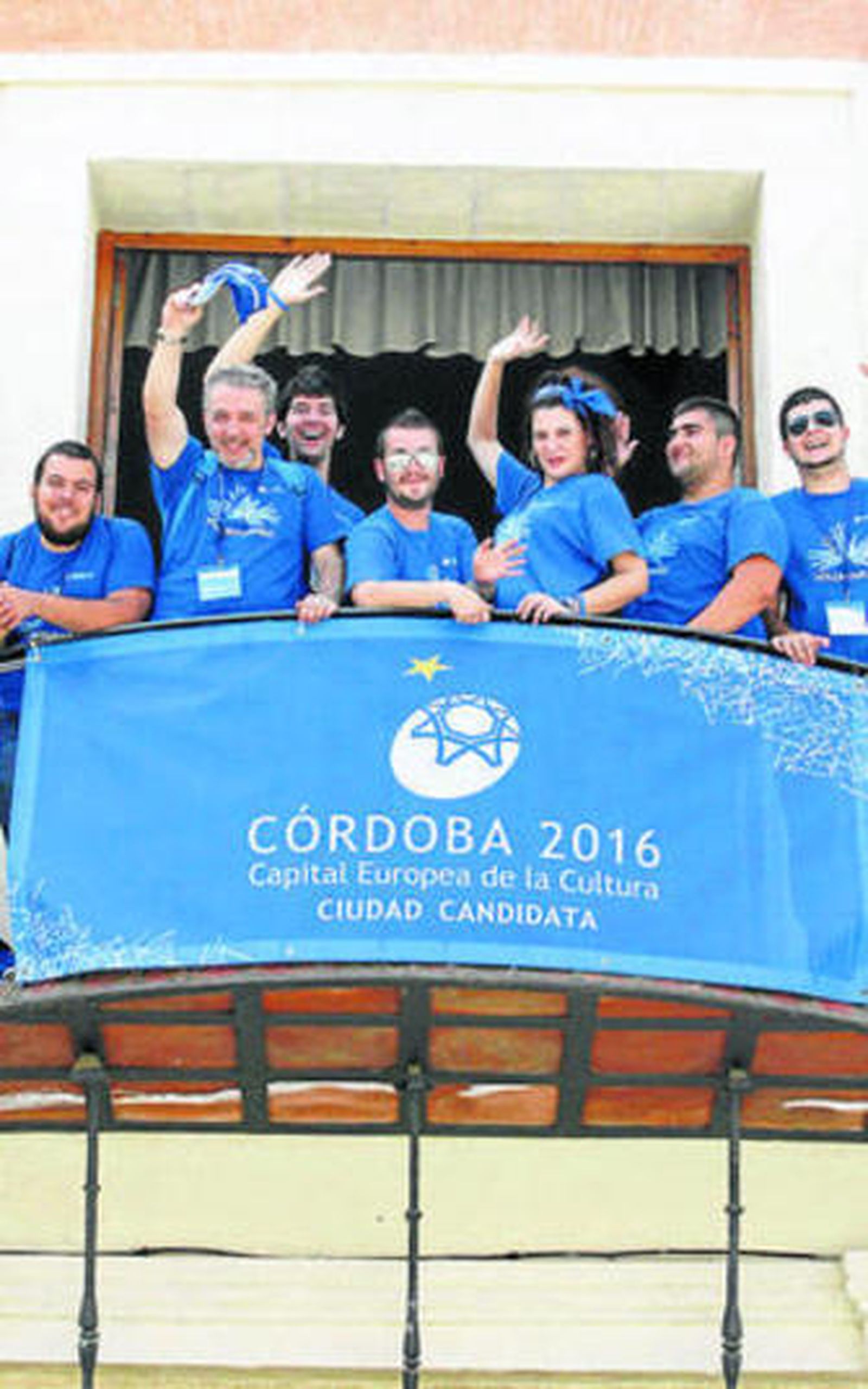 Un grupo de ciudadanos muestra su apoyo a Córdoba 2016.