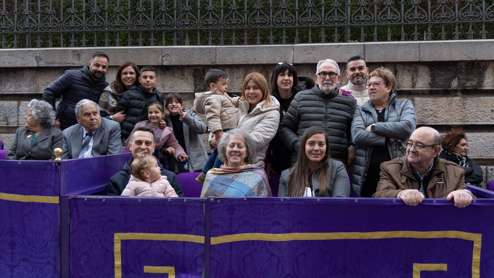 Los cofrades se rinden ante los grandes pasos de misterio del Lunes Santo