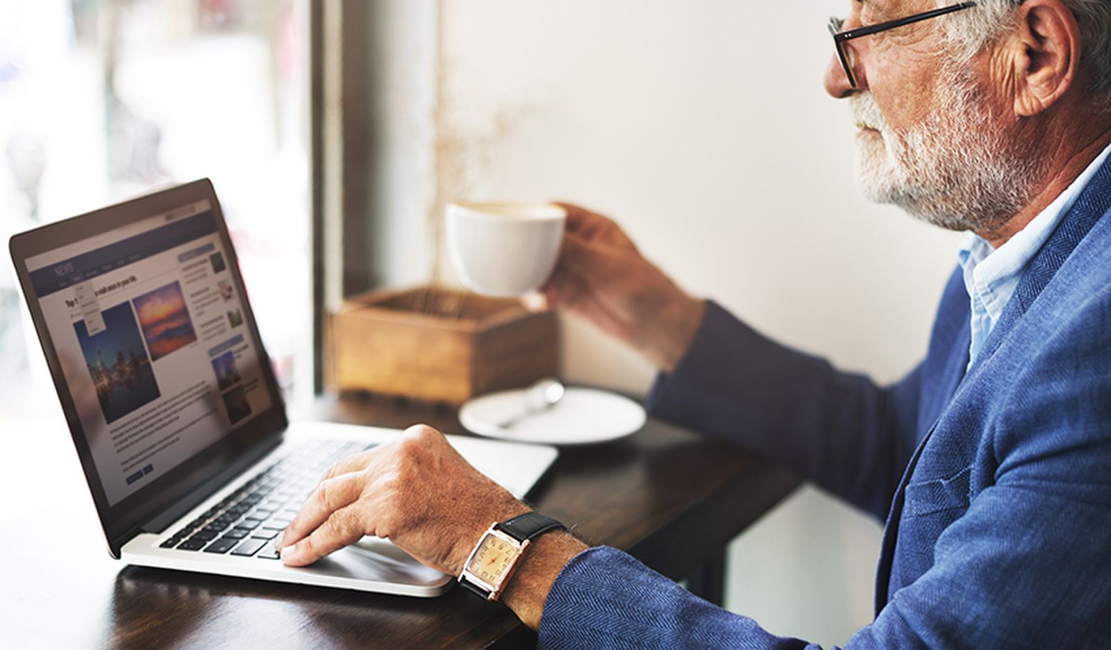Persona de avanzada edad conectado a internet.