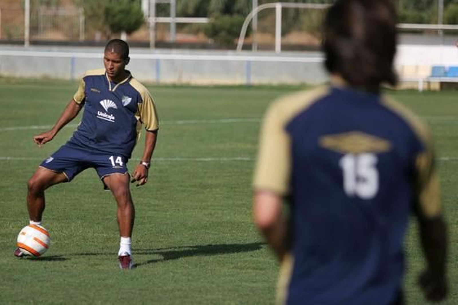 10. Gato Romero

El uruguayo cierra este ranking de jugadores tarjeteados y agresivos. Su naturaleza y su apodo de Gato estaban presentes. El actual segundo entrenador del Málaga fue un pivote de destrucción que cumplió con su función a la perfección pero que para ello pagó un precio muy alto. Amarillas y expulsiones pintaron de color su trayectoria en la Costa del Sol. O aquel soplo sobre Ayala, que tanto bombo supuso. Eso sí, en su cabeza luce una visible cicatriz por un codazo que le arreó el elegante Zidane (de manera involuntaria). 

Foto: Malaga Hoy