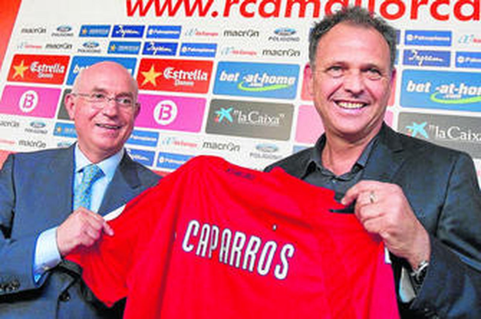 El director general del Mallorca, Lorenzo Serra (i), presenta al nuevo entrenador del equipo, Joaquín Caparrós.