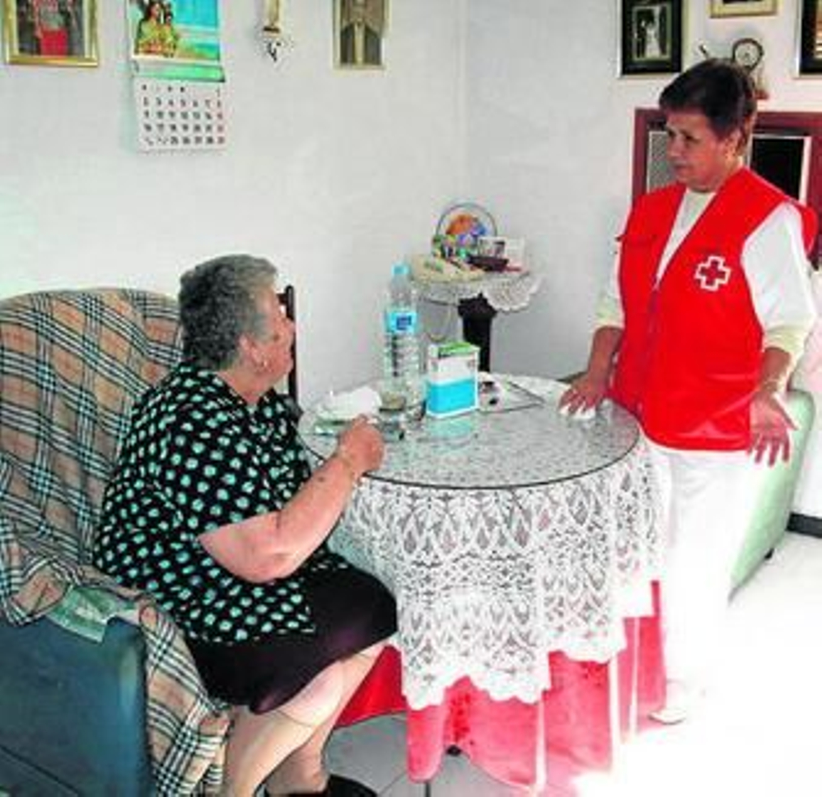 Una usuaria del servicio de teleasistencia de Cruz Roja.