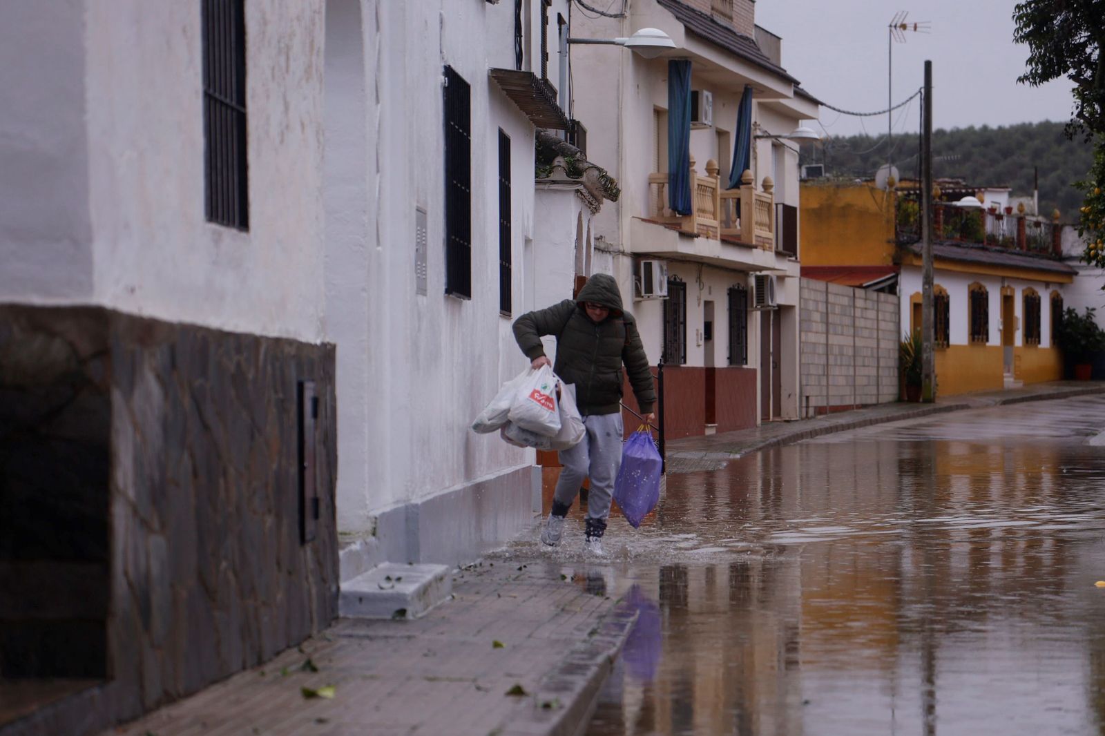 Los vecinos de Alcolea y de las parcelas de Guadalvalle siguen desalojando sus casas, en imágenes