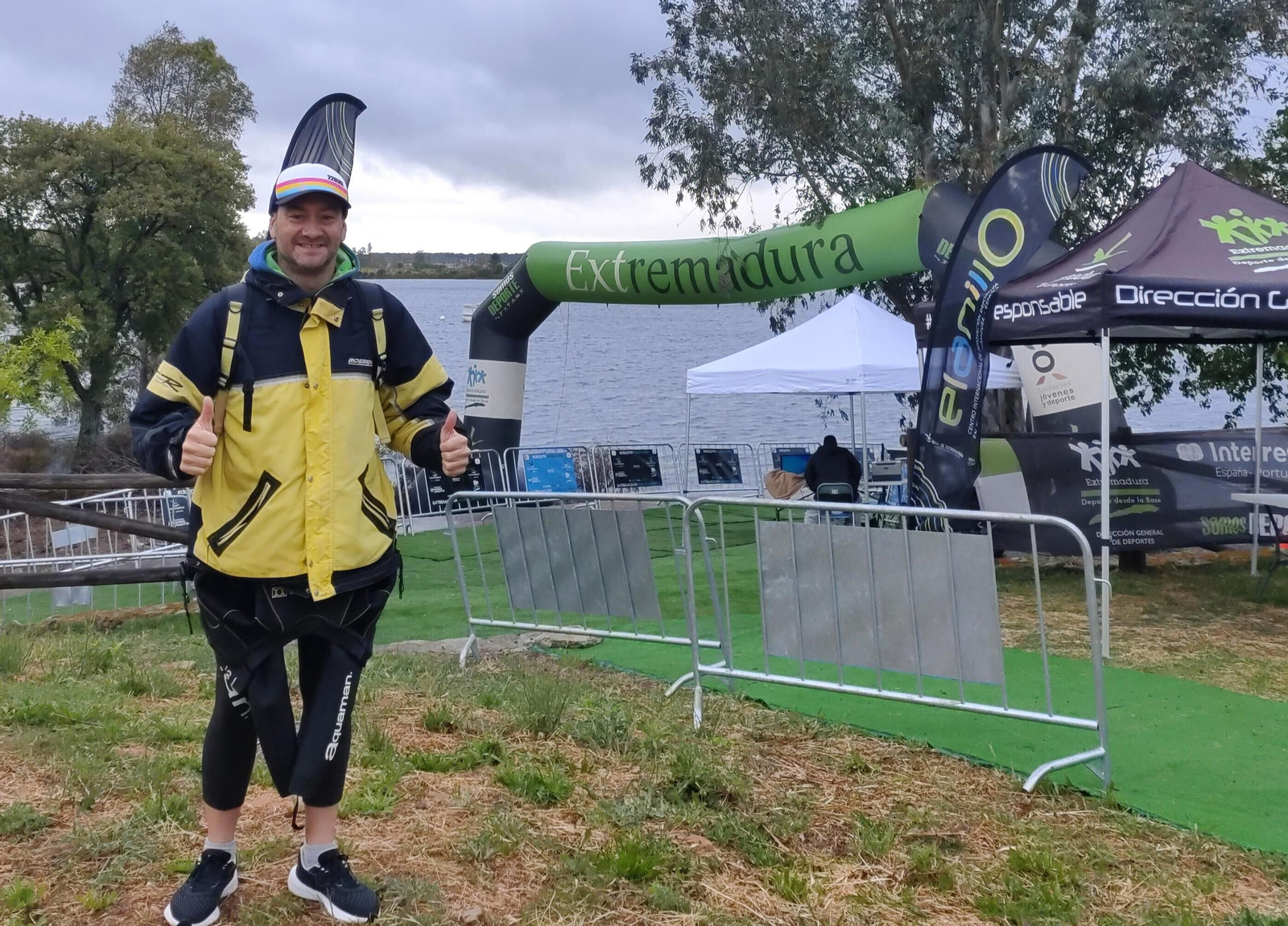 Rubén Gutierrez frente al Embalse de Gabriel y Galán.