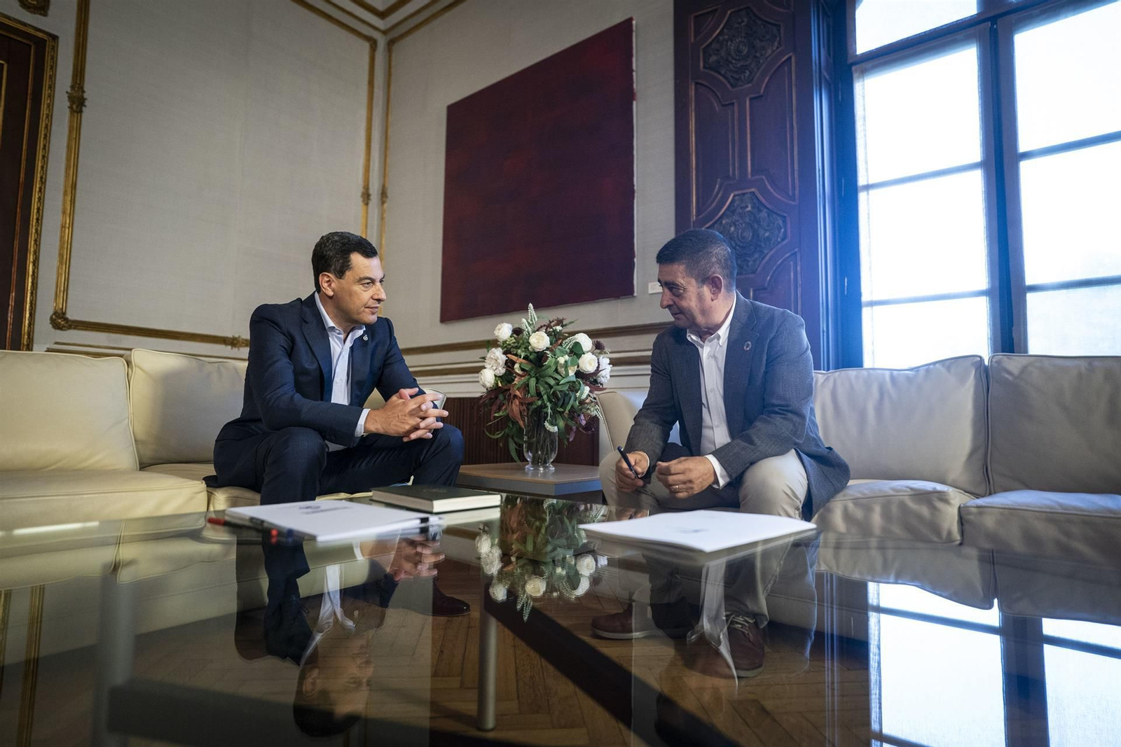Reunión de Francisco Reyes con Juanma Moreno.