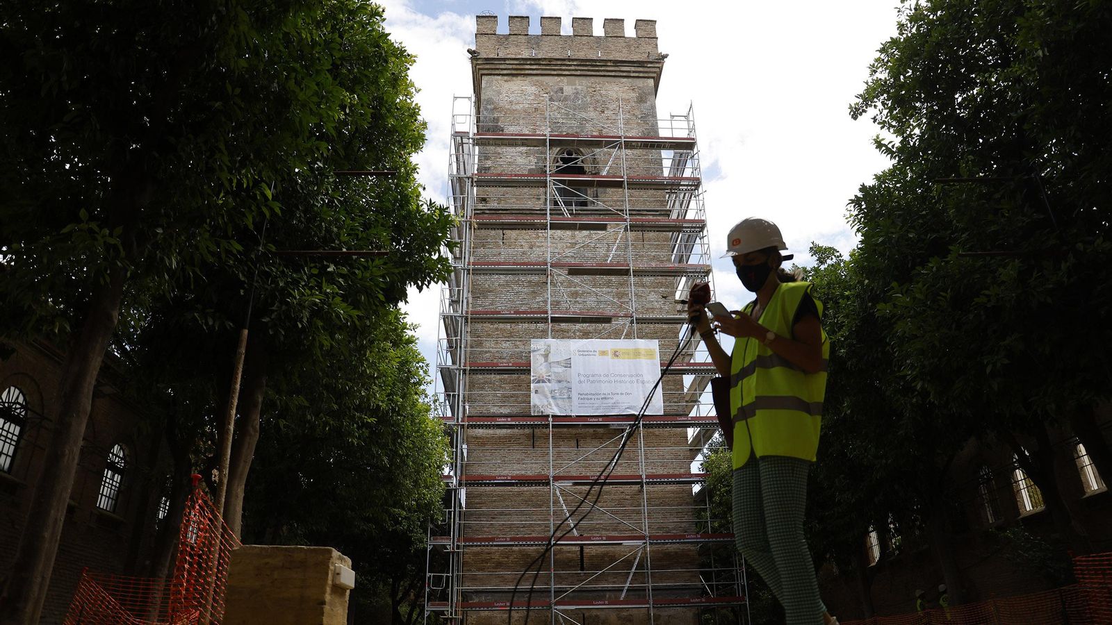 Los andamios ya cubren casi la totalidad de la Torre de Don Fadrique, en el convento de Santa Clara.