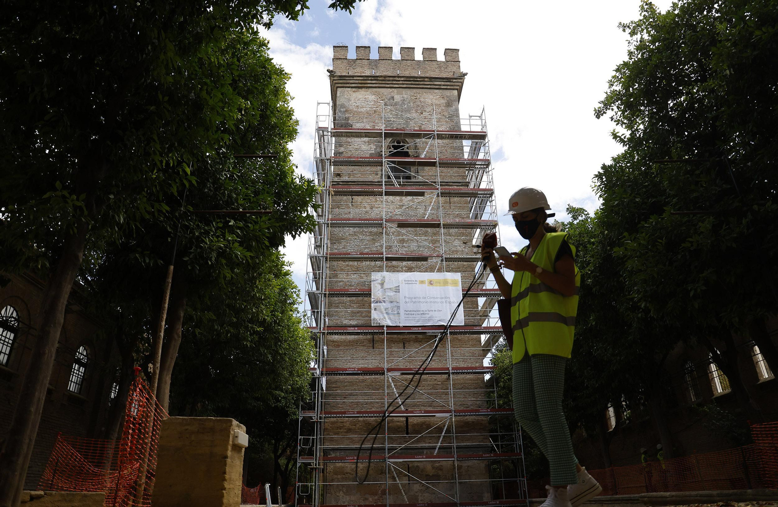 Los andamios ya cubren casi la totalidad de la Torre de Don Fadrique, en el convento de Santa Clara.