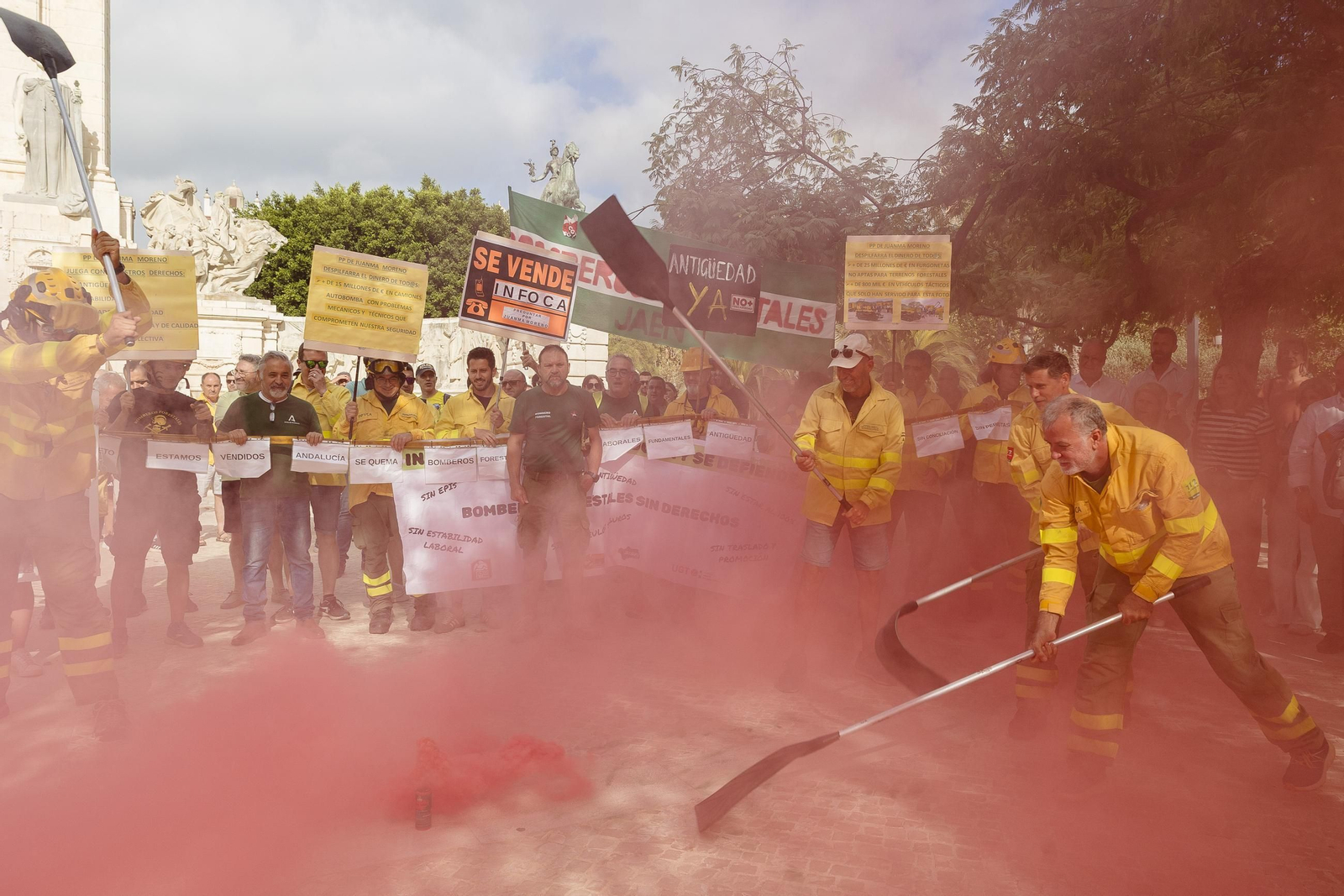Las imágenes de la manifestación de bomberos y miembros del Infoca en la plaza de España