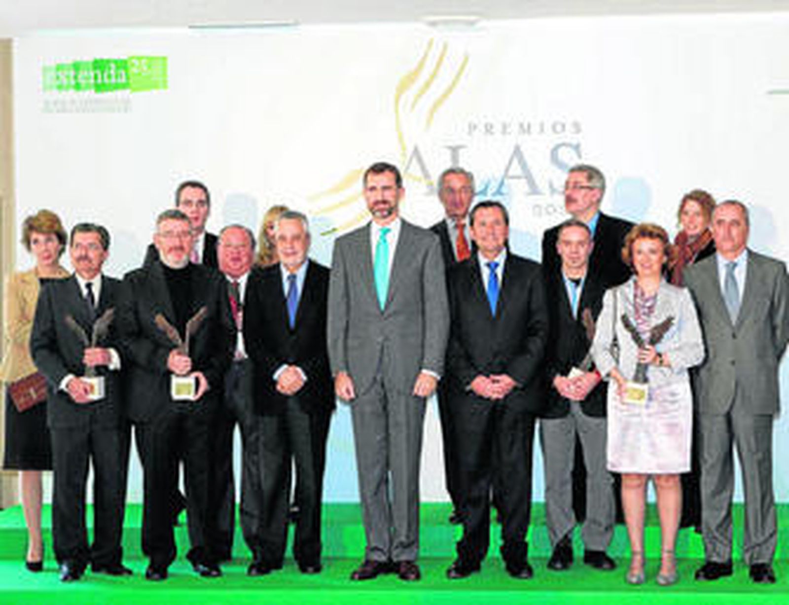 Los ganadores de los premios posan junto al Príncipe Felipe y el presidente de la Junta, José Antonio Griñán.