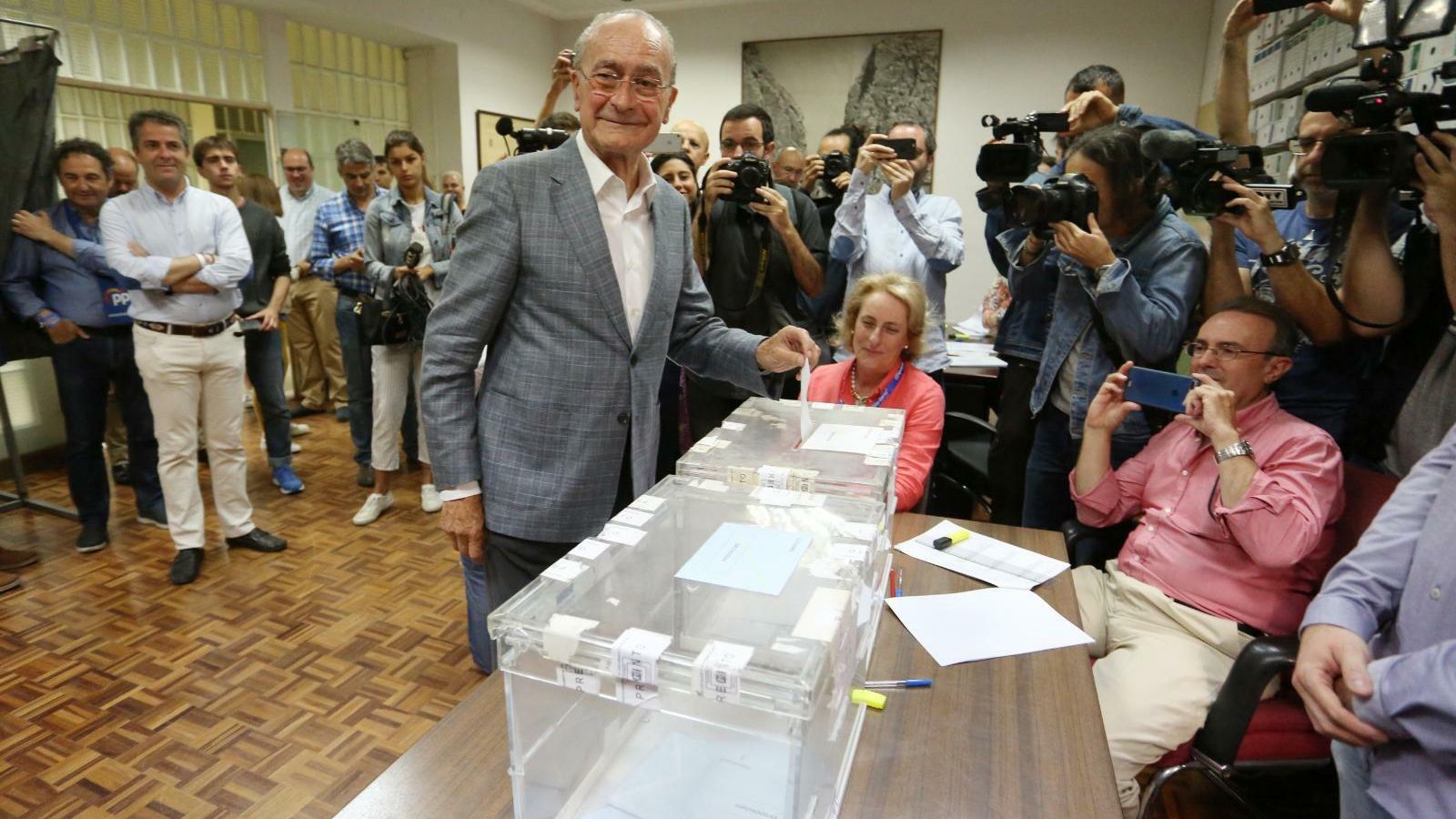 Francisco de la Torre deposita su voto para las elecciones municipales de 2019
