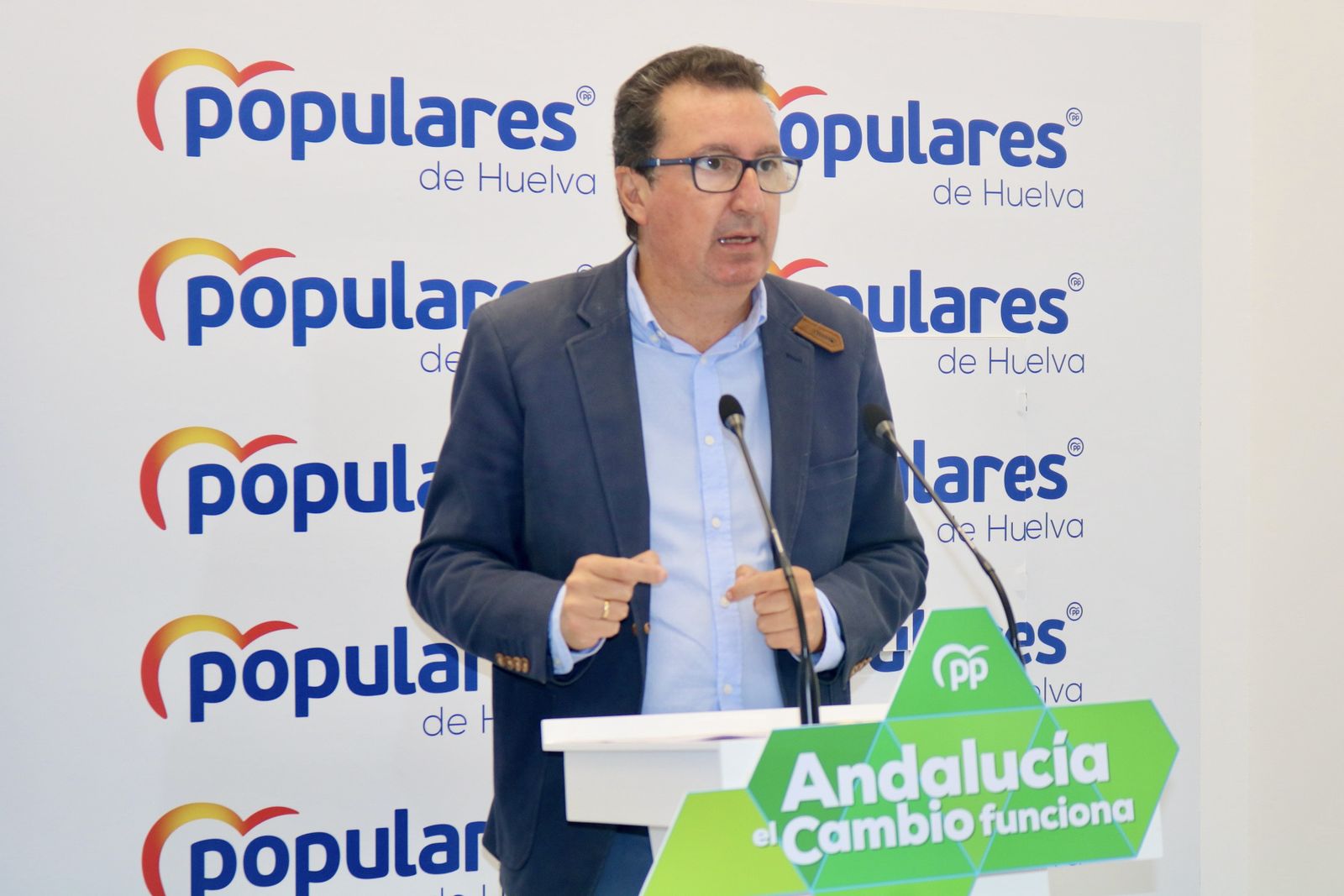 Manuel Andrés González en la sede de los populares onubenses.