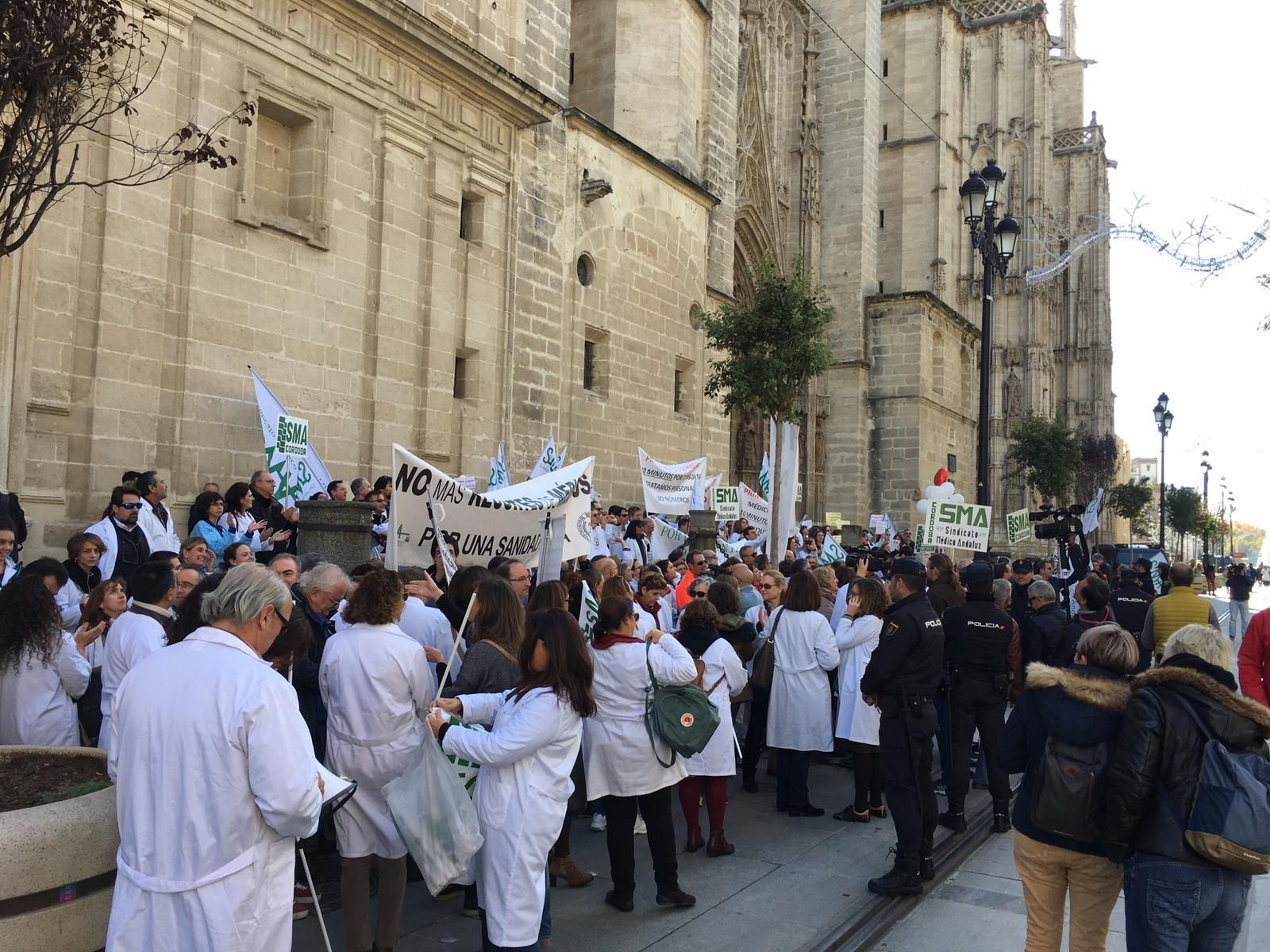 Imagen de la concentración de los médicos andaluces frente a los Servicios Centrales del SAS en Sevilla, el día de la huelga de 24 horas.