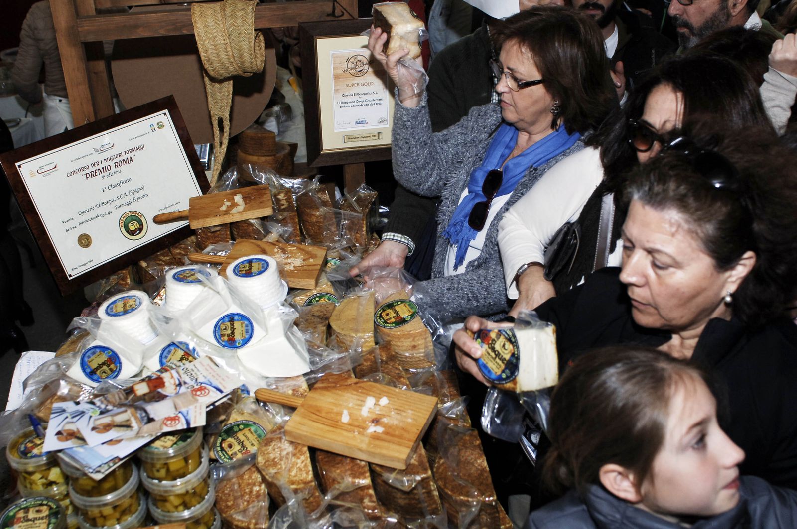 Un expositor de El Bosqueño en una anterior feria gastronómica.