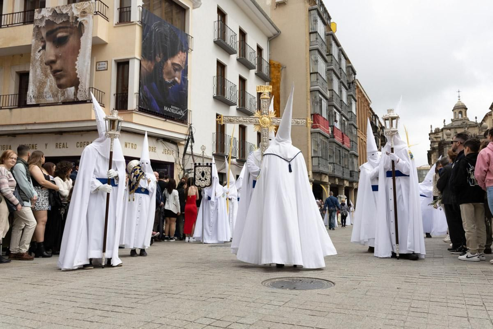 Los jiennenses se echan a la calle para presenciar la primera de las procesiones de la jornada: la Borriquilla (II)