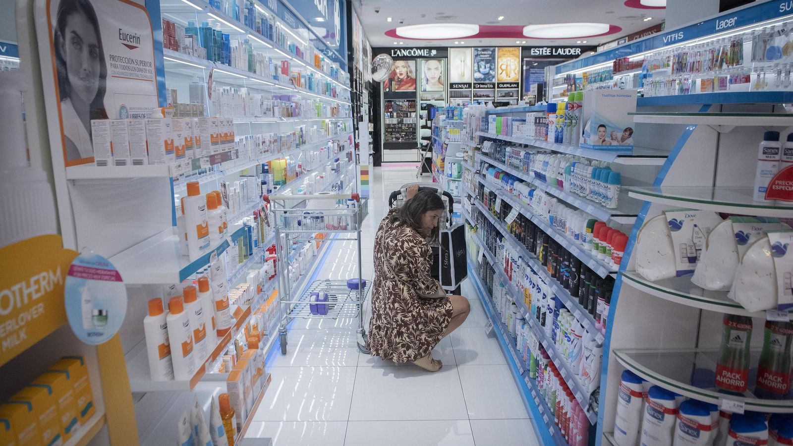 Interior de una tienda de cosméticos en el centro comercial Los Arcos. Interior de una tienda de cosméticos en el centro comercial Los Arcos.