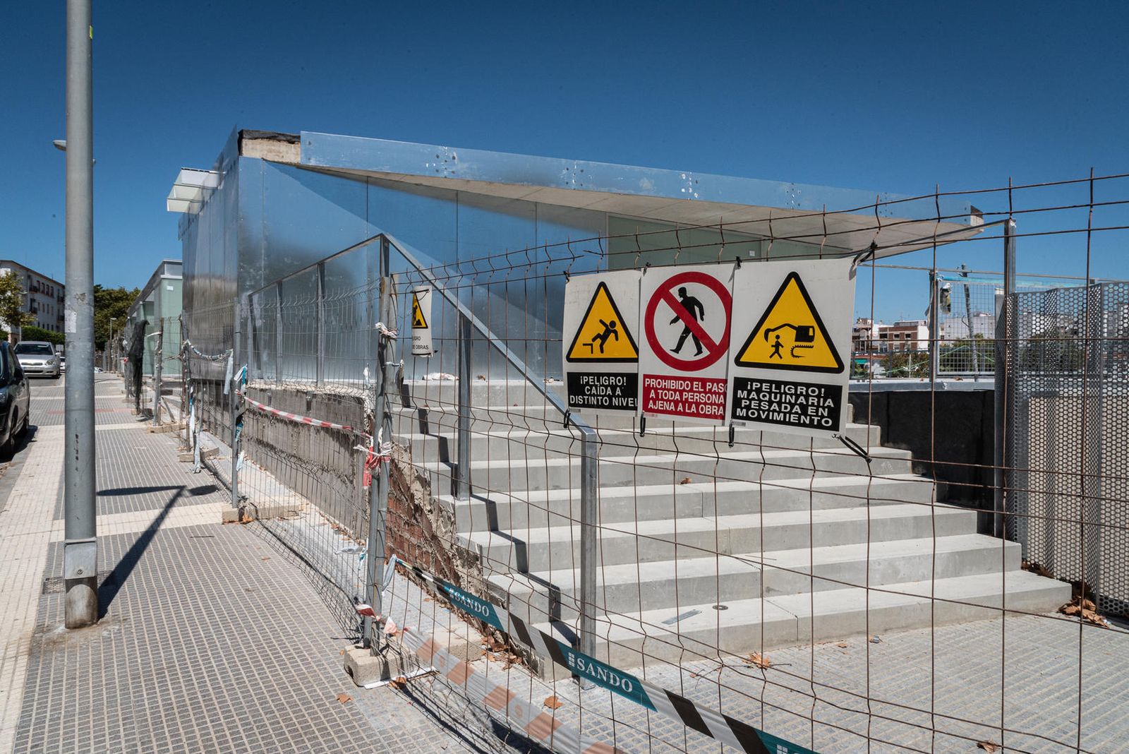 Vallado perimetral en la calle Pedro Alonso Niño, en el día de ayer, donde aún hay elementos por finalizar de la construcción.