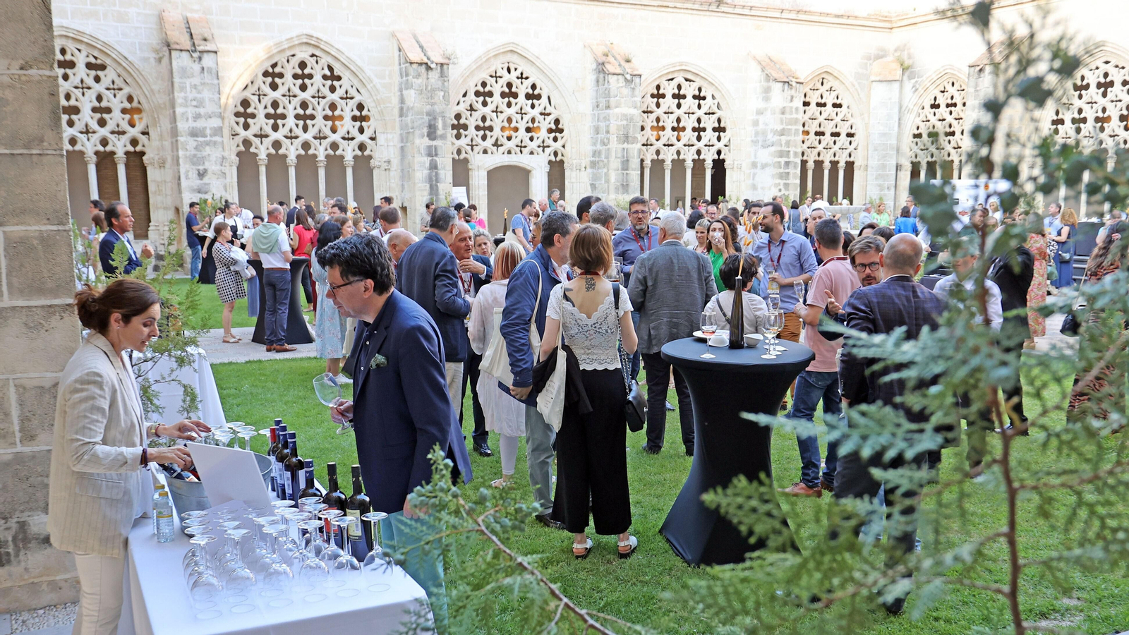 Congresistas y acompañantes en el 'Rompehielos' o recepción de los congresistas celebrada en los Claustros de Santo Domingo.