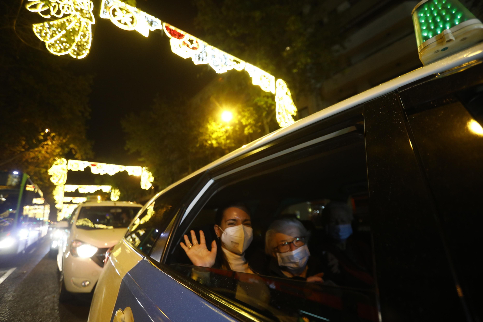Las imágenes del Paseo de la Ilusión en taxi por Córdoba para mostrar las luces de Navidad a los mayores Las imágenes del Paseo de la Ilusión en taxi por Córdoba para mostrar las luces de Navidad a los mayores