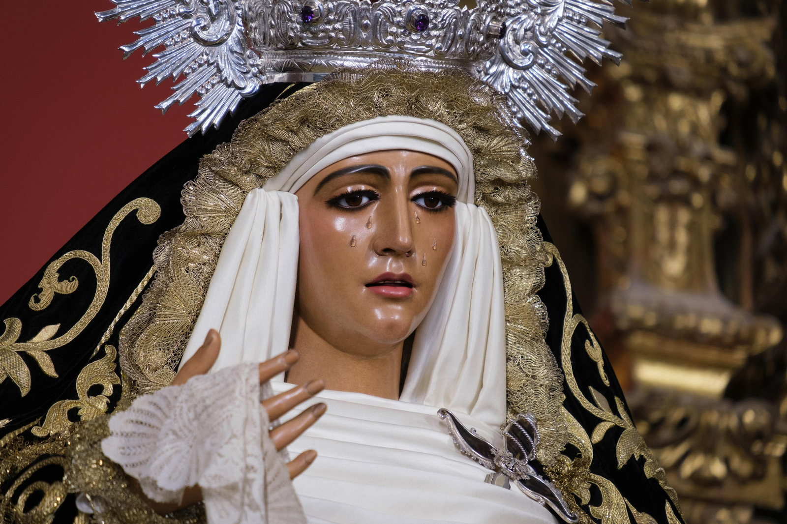 La Esperanza de Triana se viste de luto por los fieles difuntos