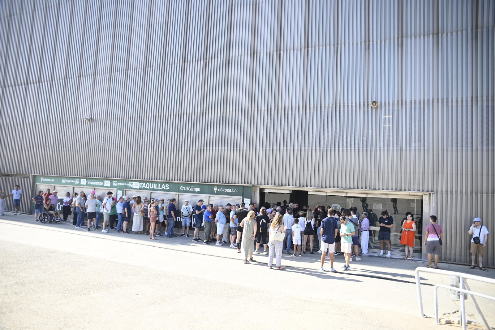 Vuelven las colas a El Arcángel: El Córdoba CF inicia la fase de nuevas altas en su campaña de abonos