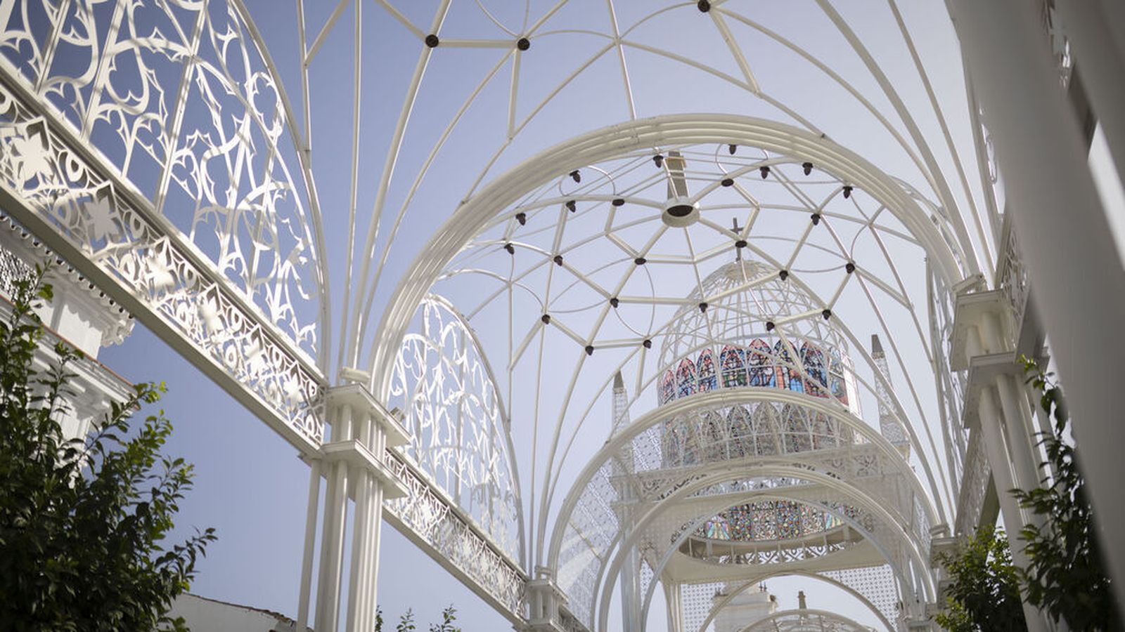 Catedral efímera que decora el centro del municipio durante la estancia de la Patrona de Almonte en el pueblo